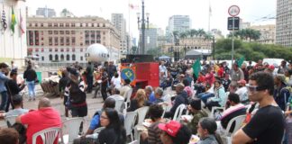 Protesto pede fim da retirada de barracas da população de rua de SP