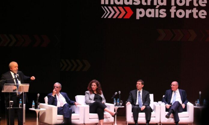 Lula minimiza mudanças nos ministérios e promete negociar alterações politica