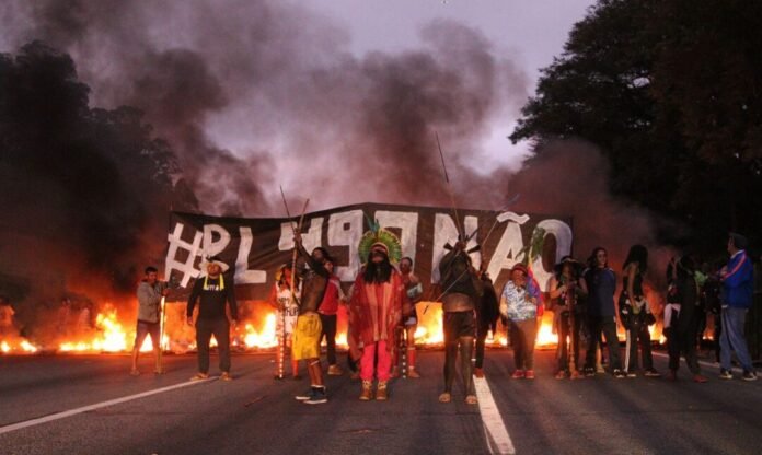 Polícia Militar dispersa manifestação de indígenas que bloqueavam Rodovia dos Bandeirantes mundo