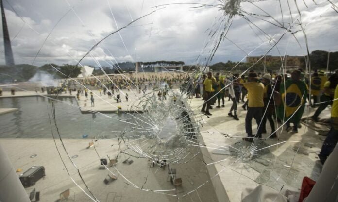 Manifestantes fazem ato contra governo no dia 8 de janeiro 2023