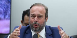 Postos serão fiscalizados para garantir queda nos preços, diz ministro