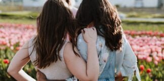 Estudo revela que abraços impactam positivamente o estado de espírito das mulheres