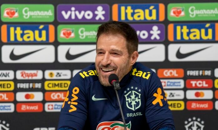 Técnico interino da seleção brasileira busca vitória e bom desempenho nos amistosos esporte