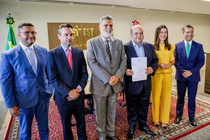 GDF recebe 900 itens de informática doados pelo TST brasilia