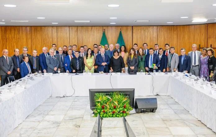 Presidente Lula fortalece parceria com municípios em reunião com CNM politica