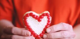 Dia dos namorados: pesquisa mostra como tributos encarecem presentes