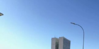 Massoterapeuta grava vídeo de massagem em ponto turístico de Brasília