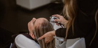 Especialistas explicam a frequência ideal para lavar o cabelo e cuidados entre as lavagens