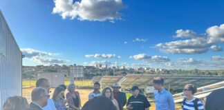 Comissão internacional visita usina fotovoltaica do DF
