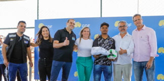População da Estrutural recebe campo de grama sintética renovado