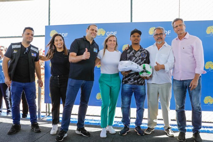 População da Estrutural recebe campo de grama sintética renovado brasilia