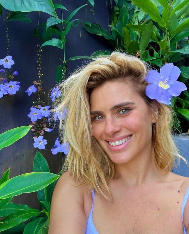 Carolina Dieckmann impressiona internautas com sua flexibilidade e força em foto inusitada cultura