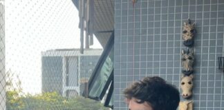 Ator João Victor Pires encanta seguidores ao compartilhar fotos de sunga