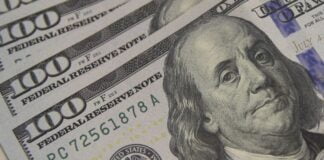 Dólar sobe forte ante o real com tensão no Oriente Médio e preços do petróleo em alta