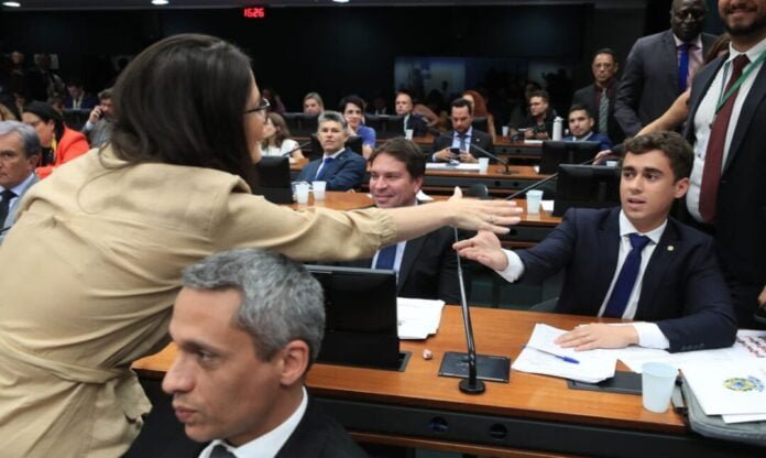 Em uma reviravolta no processo de cassação do deputado federal Nikolas Ferreira (PL-MG) no Conselho de Ética, o relator do caso, deputado Alexandre Leite (União-SP), alterou seu voto e decidiu pelo arquivamento do processo. O parecer favorável ao arquivamento foi aprovado por uma margem de 12 votos a favor e cinco contra. O processo contra o parlamentar de Minas Gerais foi aberto após acusações de crime de transfobia relacionadas a um discurso proferido por ele no Dia Internacional da Mulher. Inicialmente, Alexandre Leite havia se posicionado a favor da continuação da representação contra Nikolas Ferreira por quebra de decoro parlamentar. O relator argumenta Contudo, após intervenções de deputados favoráveis e contrários à cassação durante o processo, Leite mudou seu voto e optou pelo arquivamento do caso, recomendando apenas uma censura escrita ao deputado. Em sua justificativa, Leite ressaltou a gravidade da situação em meio ao atual cenário de violência e à falta de legislação específica, argumentando que a continuação do processo no Conselho de Ética não seria oportuna. Ele mencionou também o fato de que questões relacionadas à identidade de gênero têm sido abordadas pelo Supremo Tribunal Federal. O pedido de cassação havia sido apresentado pelos partidos PSOL, PDT, PSB, PT e PCdoB. Em 8 de março, Nikolas Ferreira fez um discurso usando uma peruca amarela, afirmando "sentir-se uma mulher" no Dia Internacional da Mulher e expressando preocupação de que "as mulheres estão perdendo espaço para homens que se sentem mulheres". Antes da leitura do parecer do relator, o próprio deputado Nikolas Ferreira apresentou sua defesa, negando ter cometido um crime e destacando a manifestação da Procuradoria Além disso, Ferreira argumentou que dois incidentes mencionados na denúncia ocorreram antes de sua eleição como deputado federal, o que, em sua opinião, não poderia ser avaliado pelo conselho. A denúncia fazia menção a um vídeo no qual ele criticava o uso de banheiros femininos por pessoas trans e não reconhecia o gênero da deputada trans Duda Salabert (PDT-MG). O arquivamento do processo de cassação de Nikolas Ferreira ocorre em um contexto no qual a dinâmica do Conselho de Ética da Câmara dos Deputados também teve um desfecho semelhante no caso da deputada federal Carla Zambelli (PL-SP), na qual o próprio relator reverteu seu voto, resultando no arquivamento do processo. politica