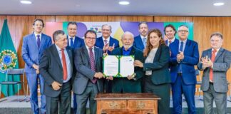 Presidente sanciona política de valorização do salário mínimo e nova faixa do IR