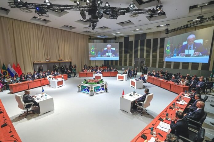 Em discurso no BRICS, Lula defende solução para guerra na Ucrânia e cobra modernização de instituições multilaterais politica