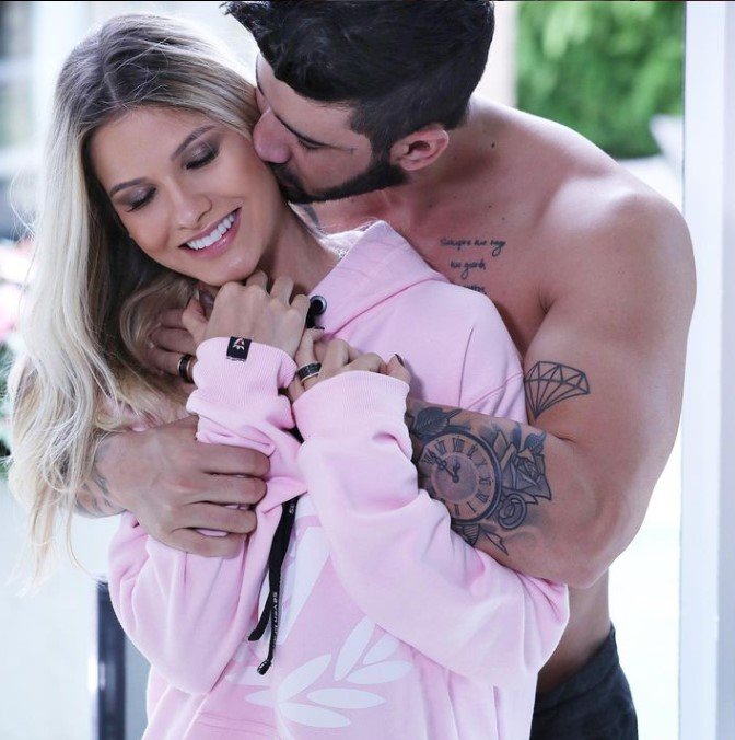 Gusttavo Lima Prestigia Inauguração de Clínica de Estética de Andressa Suita e Comenta sobre Família cultura