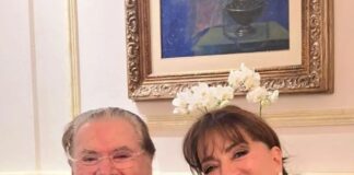 Silvio Santos aparece em raro clique ao lado de Íris Abravanel, mostrando boa saúde na aposentadoria