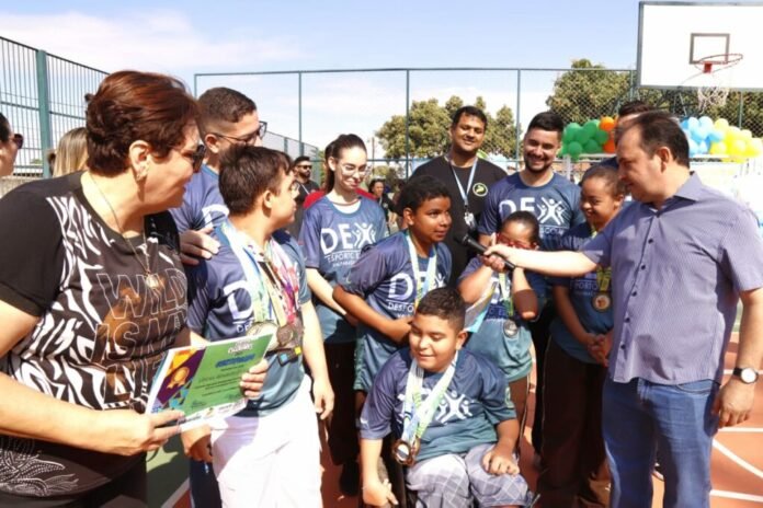 QUADRA DE ESPORTES DA ESCOLA MUNICIPAL ANTÔNIO BUENO DE AZEVEDO É INAUGURADA