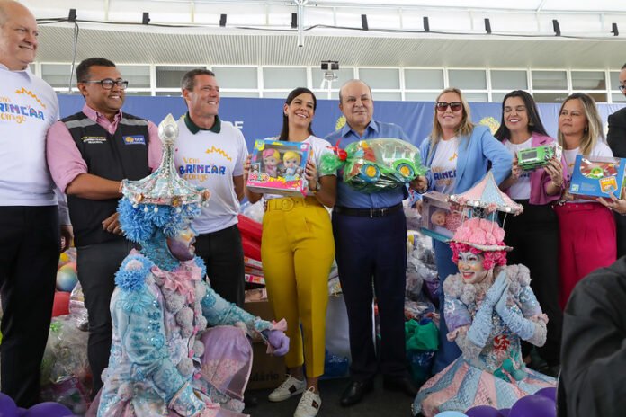 Dia D da campanha Vem Brincar Comigo recebe brinquedos em drive-thru brasilia