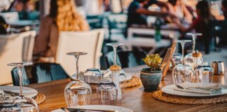 Número de bares e restaurantes no prejuízo cresce 5% em agosto, aponta pesquisa da Abrasel