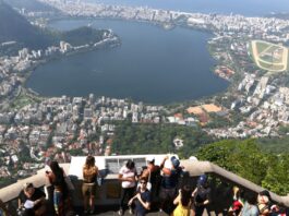 Shakira reúne mais de 2 milhões em Copacabana e protagoniza show histórico no Rio