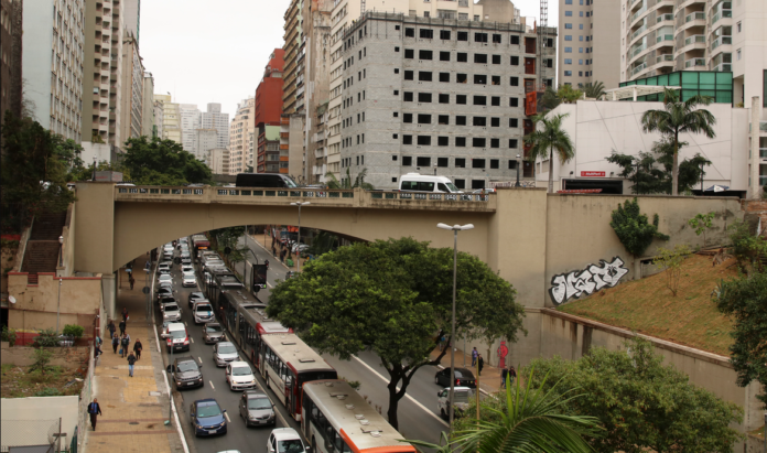 Um terço dos municípios brasileiros enfrenta dificuldades financeiras, aponta estudo da Firjan economia cidade casa