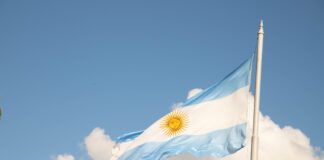 Argentina vai às urnas em meio à crise econômica para escolher novo presidente e legisladores