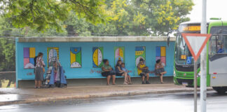 Projeto transforma paradas de ônibus em galerias de arte