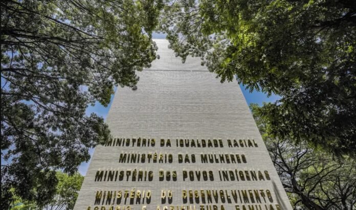 Governo Brasileiro Lança Plataforma JurisRacial para Acesso Gratuito a Documentos Jurídicos sobre Igualdade Racial justiça mundo brasilia ministérios