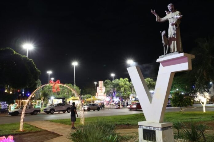 Moradores aprovam enfeite natalino em valparaíso brasilia