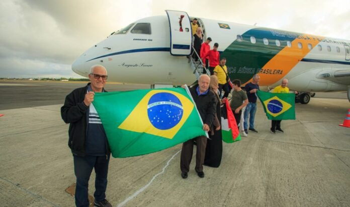 Aeronave presidencial repatria brasileiros da Cisjordânia com escala no Recife mundo
