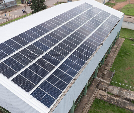 Investimentos em energia solar no Brasil superam R$ 300 bilhões, mas setor desacelera