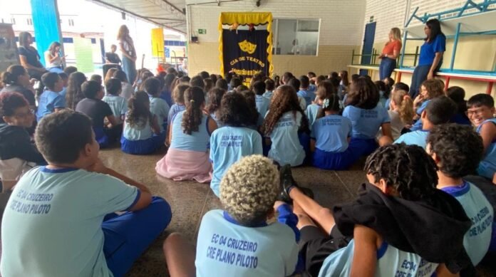 Teatro conscientiza alunos do Cruzeiro contra a dengue brasilia