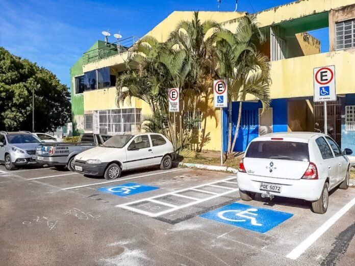 Pessoas com deficiência sem CNH têm direito a credencial de estacionamento brasilia