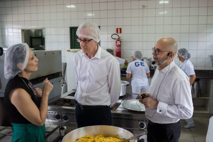 Autoridades do Reino Unido experimentam merenda de escola pública no Sol Nascente brasilia