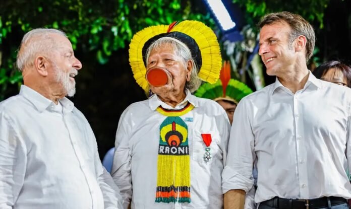Cacique Raoni recebe honraria francesa e critica projeto de ferrovia na Amazônia politica