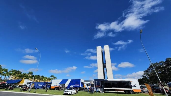 Senac-DF marca presença na troca da Bandeira Nacional em Brasília