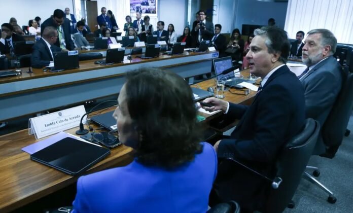 Governo anuncia recursos para atender demandas de servidores em greve politica educação