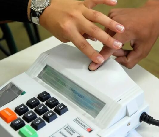 Urna eletrônica completa 30 anos e transforma votação no Brasil
