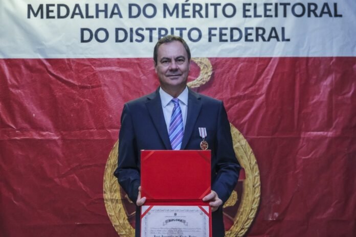 Presidente Aparecido recebe medalha do TRE-DF por apoio do Sistema Fecomércio-DF nas eleições para conselhos tutelares