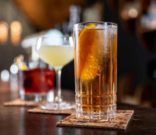 Mistura de álcool com energético acende alerta de saúde no Carnaval