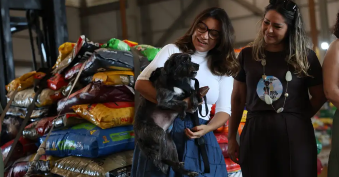 FAB Envia 20 Toneladas de Ração e Itens para Pets Vítimas das Enchentes no RS mundo