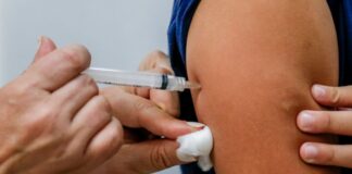 Entidades médicas recomendam vacinação para vítimas das enchentes no RS.