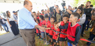 Governador entrega novo campo de grama sintética do Taguaparque