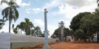 Equipes trabalham na troca das pedras portuguesas e reforma da Praça do Relógio