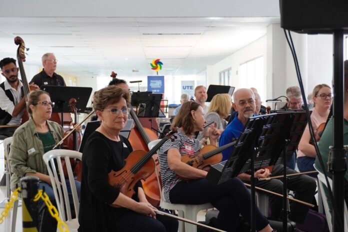 Orquestra internacional surpreende pacientes do HCB