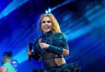 Joelma é carregada no colo por amigo após show de três horas no Rio de Janeiro