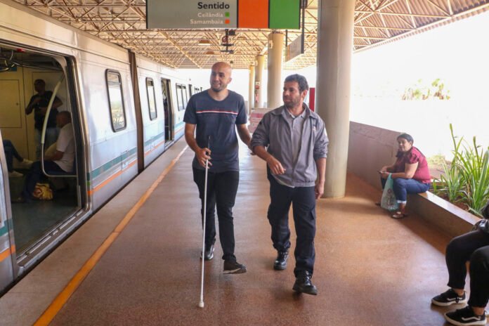 Pessoas com deficiência recebem atendimento específico no Metrô brasilia